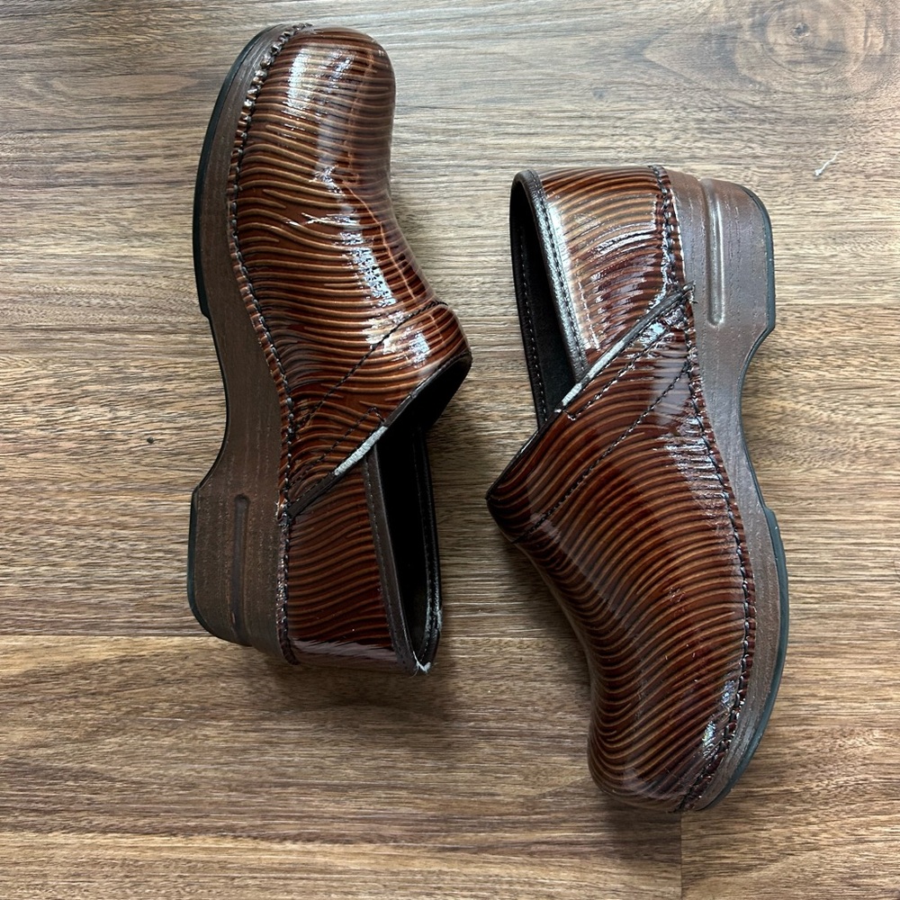 DANSKO XP Brown Patent Leather Nurse Clogs Slip Resistant Work Shoes Sz 39 / 8.5 - Picture 2 of 12